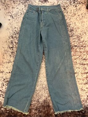 High-Rise Wide Leg Denim Jeans in Blue with Frayed Hem